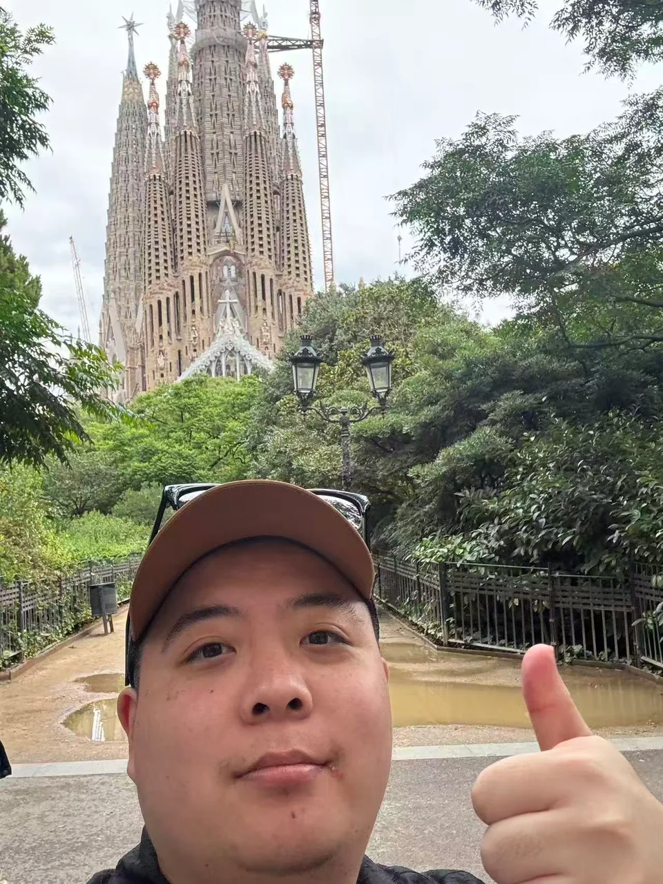 高塔和树影前的自拍，人物位于画面下方