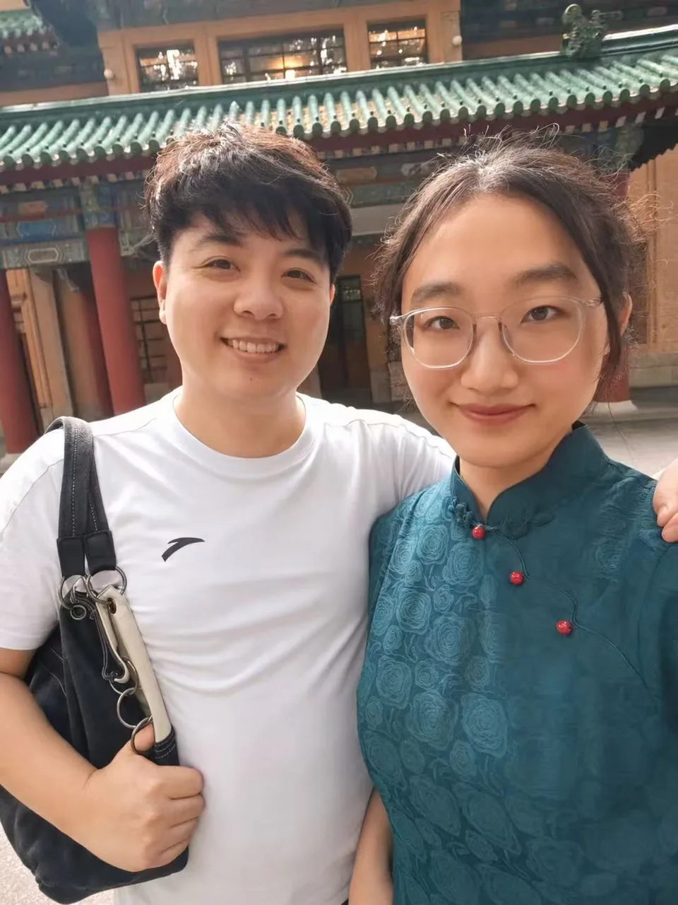 本人和女朋友在南京建筑前的双人自拍