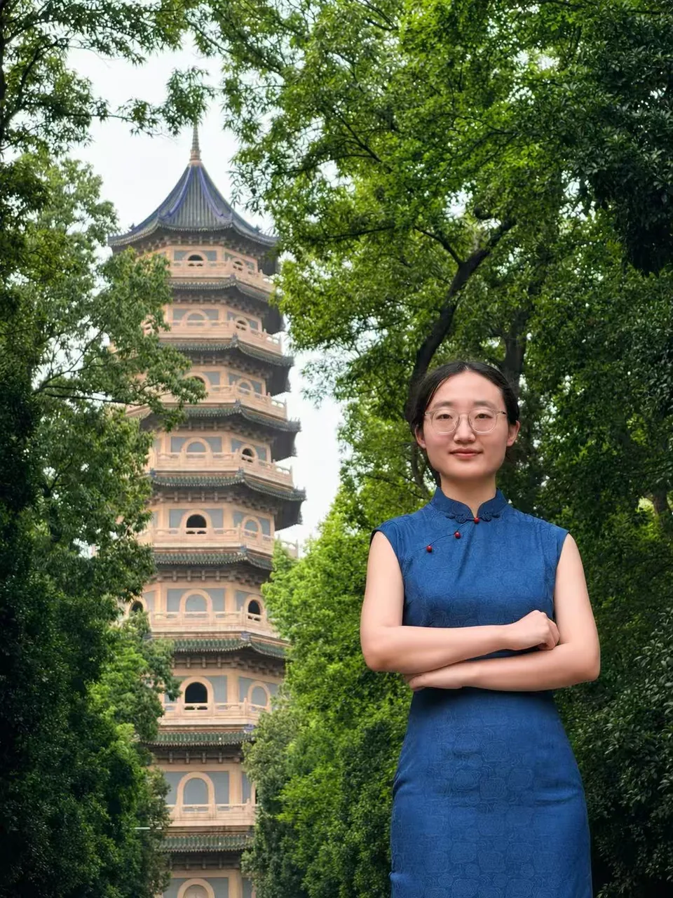 女朋友站在树木与塔楼前的单人肖像